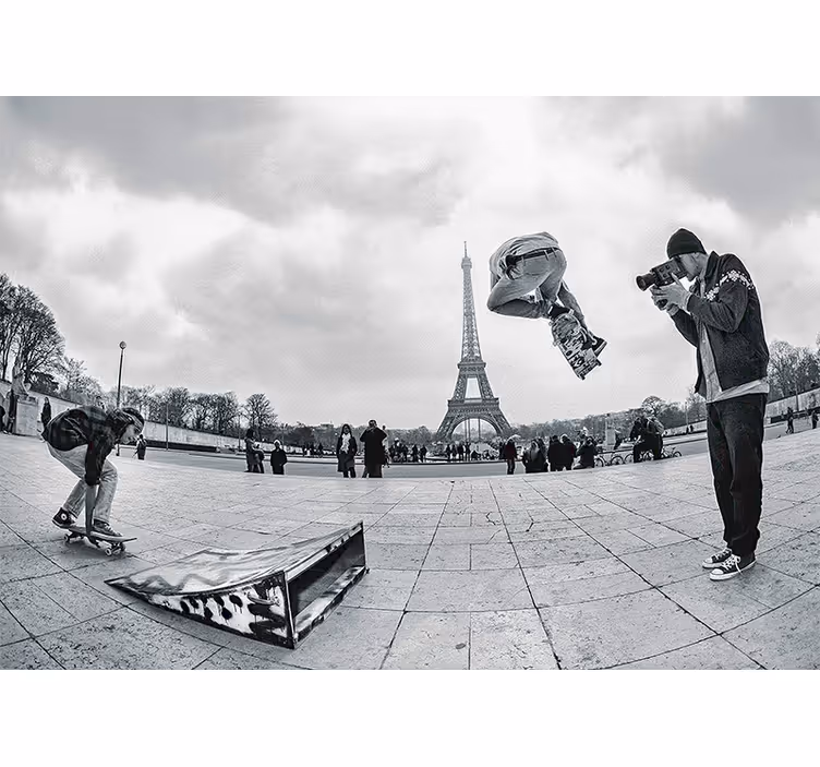 Eiffel-torony gördeszka Párizsi fototapéta - TenStickers