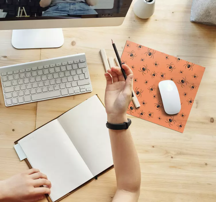 Ijesztő fekete pók az egérpadokon - TenStickers