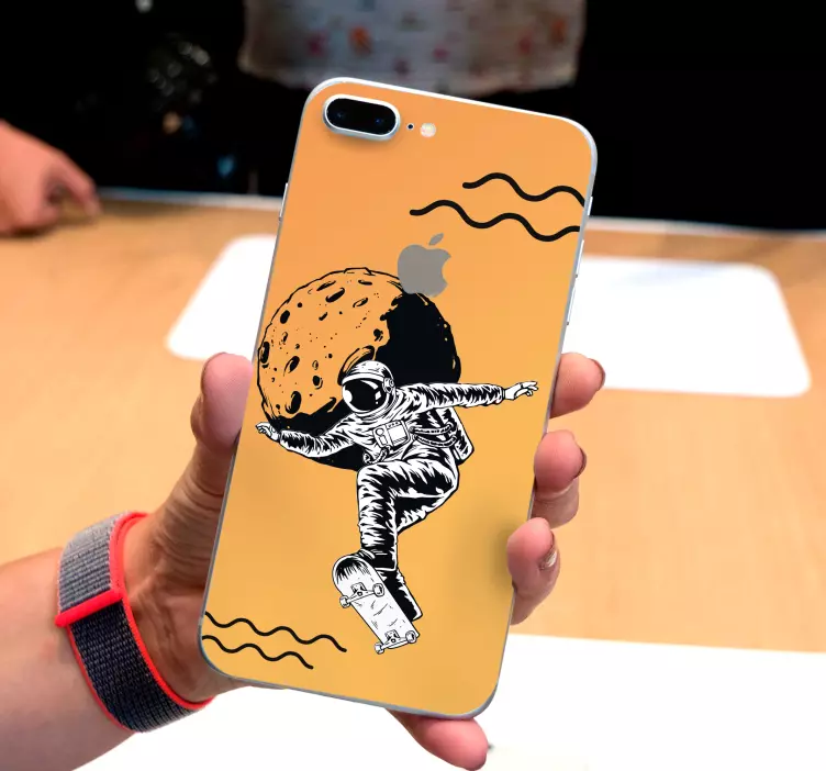 Asztronauta gördeszkás iphone matricával - TenStickers