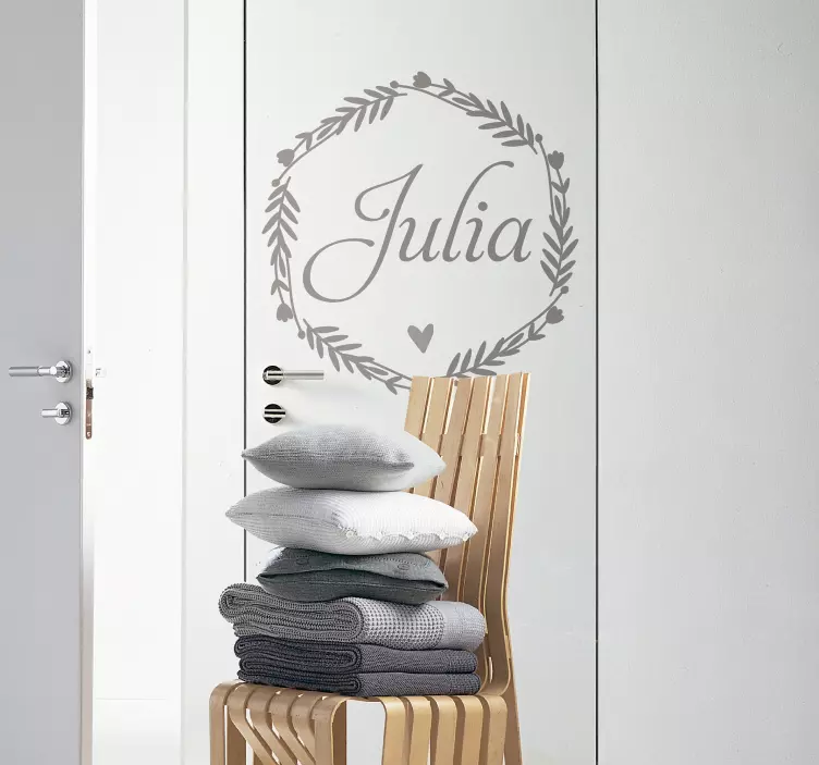 Név egy lekerekített koszorús ajtómatricán - TenStickers