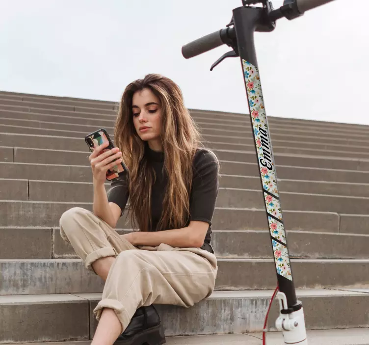 Matrica Patinetes patinete virágok névvel - TenStickers