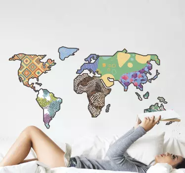 Világtérkép etnikai minta és állatok térkép fal matrica - TenStickers