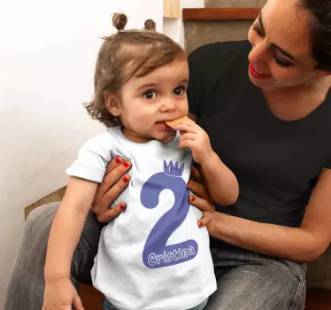 Születésnapi póló névvel és lila számmal - TenStickers