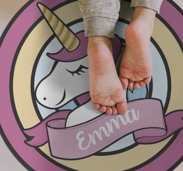 Unikornis név a kitűzőben vinil szőnyeg mások - TenStickers