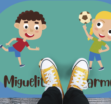 Gyerekek fociznak névvel vinil szőnyeg mások - TenStickers